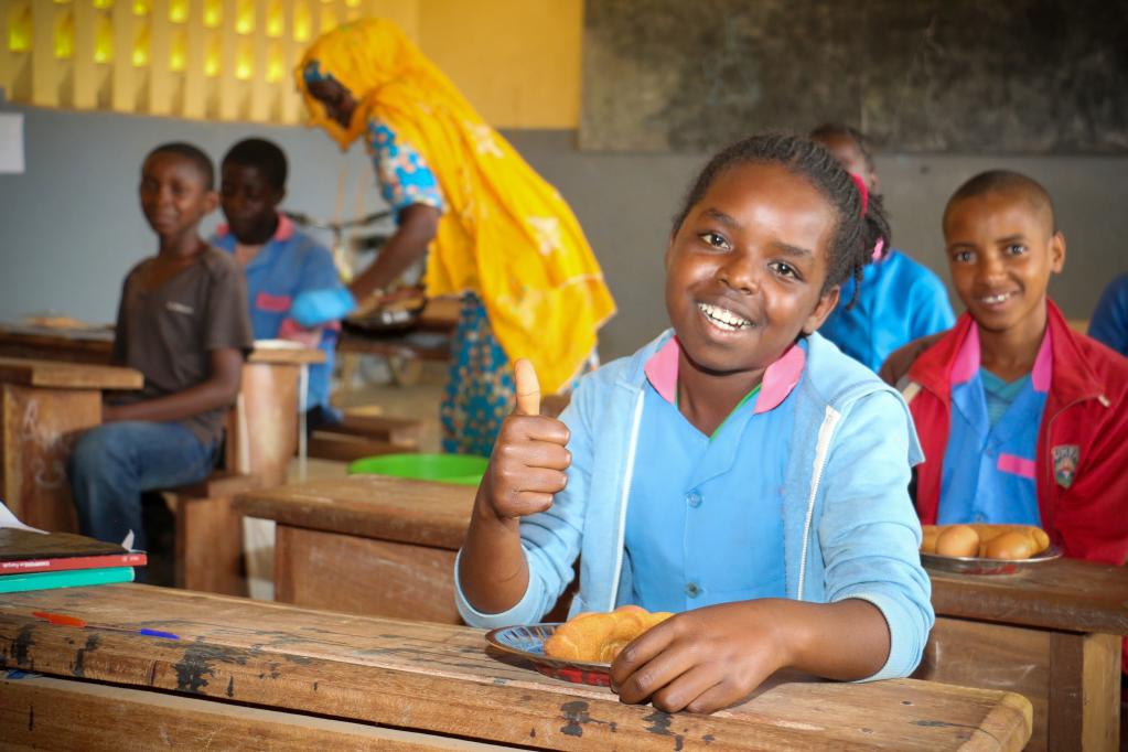 Aissatou KANGUE, a CM2 student at the Beka Matali public primary school in the Adamaoua region, is enjoying one of her favorite meals: cassava bread made from cassava flour and hard-boiled eggs, provided by the World Food Programme