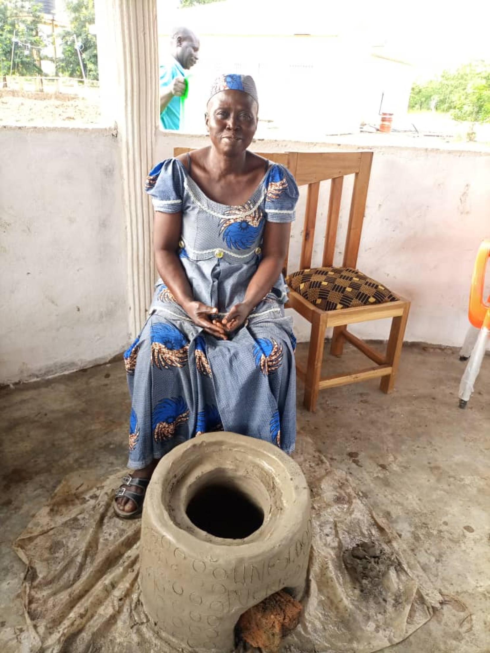 Mme Maggi pendant la session d'apprentissage organisée sur le lieu de formation construit par des bénéficiaires du projet 