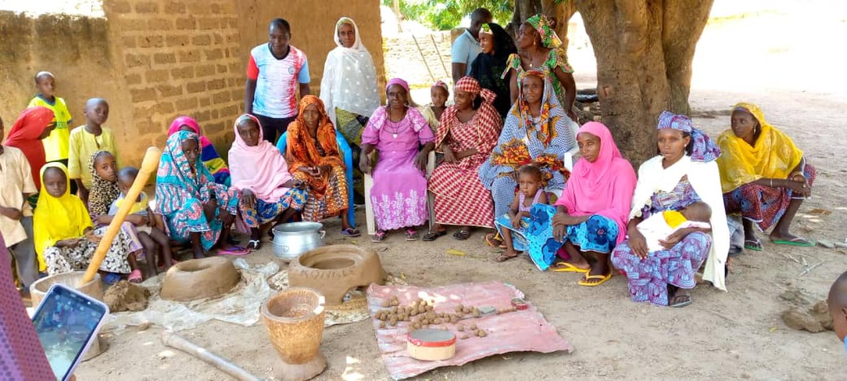 Femmes lors d'une session de formation organisée par des formateurs locaux au niveau du quartier 