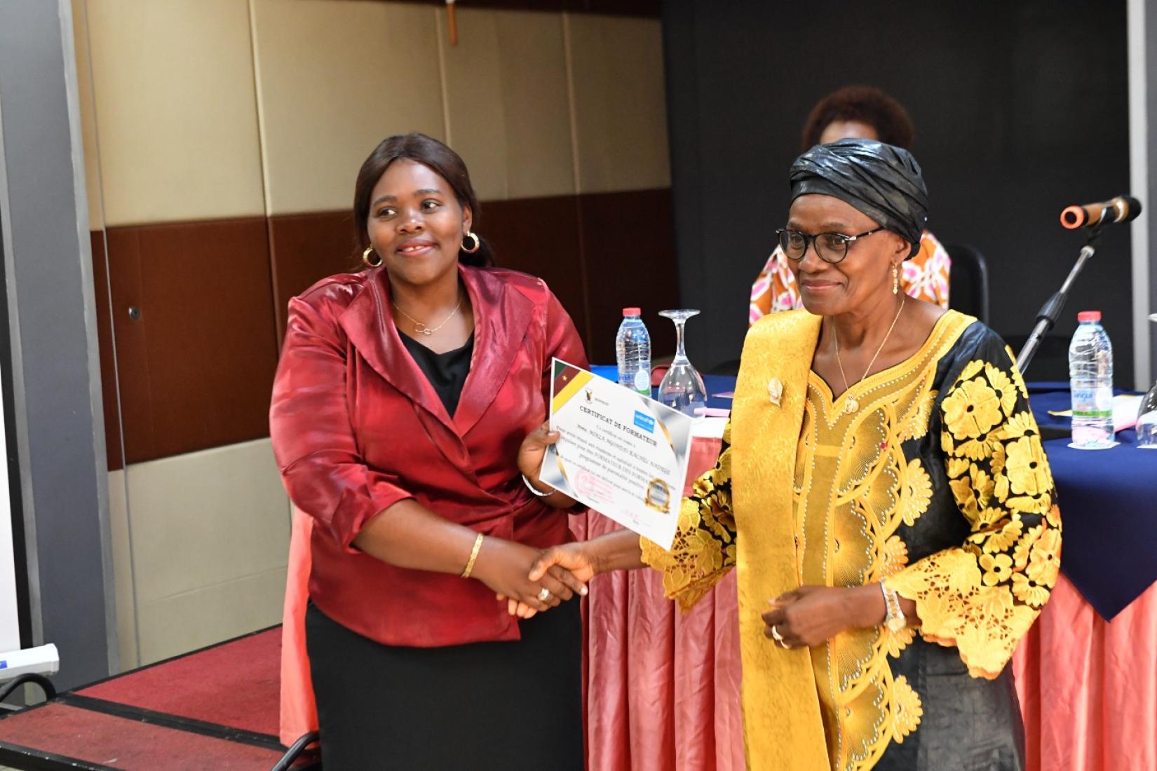 remise des certificats aux pionniers de la mise en œuvre du programme provenant des régions de l’Est