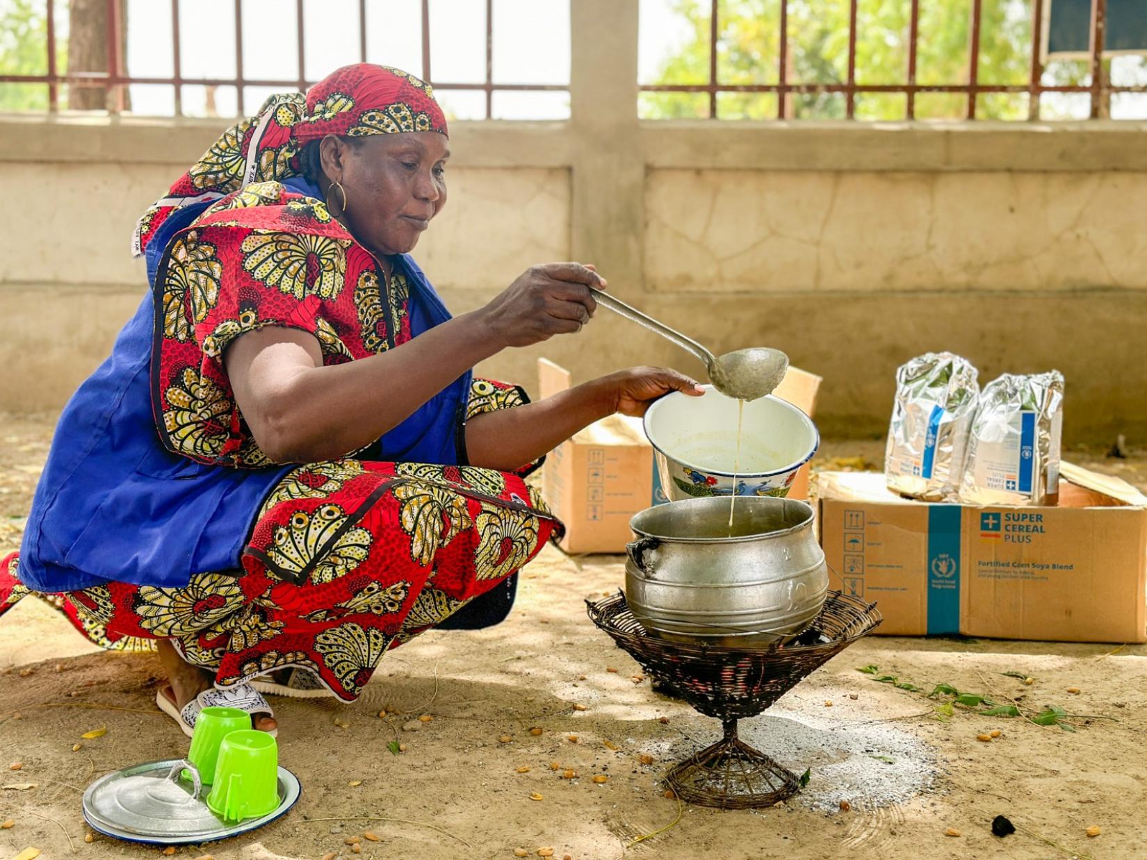 In Guivirdig, Far North Cameroon, WFP staff are demonstrating the use of super cereals to local beneficiaries. 