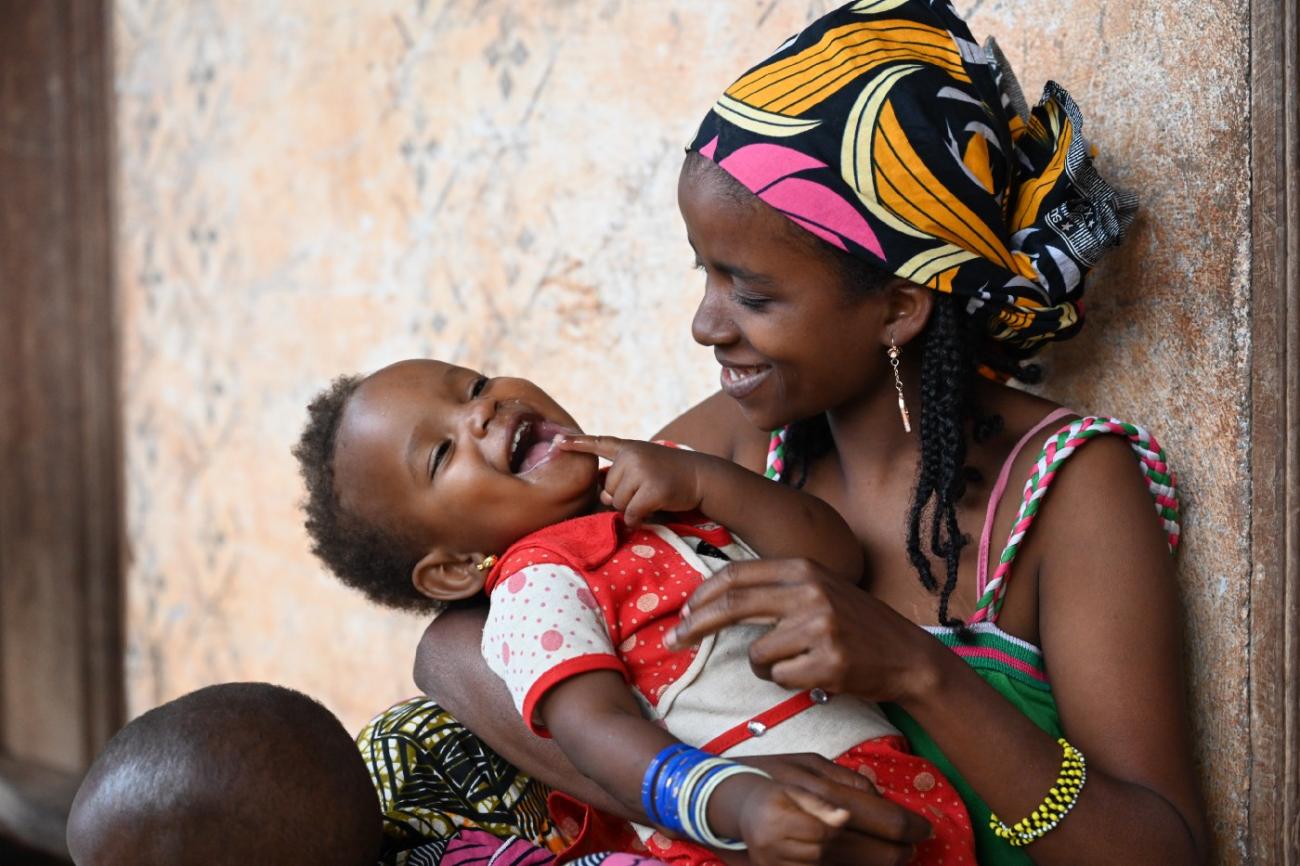 une mère jouant avec son enfant 